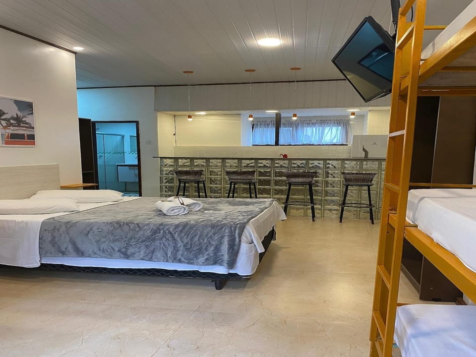 Bed, TV and multimedia, Photo of the whole room, Bedroom, bunk bed, towels