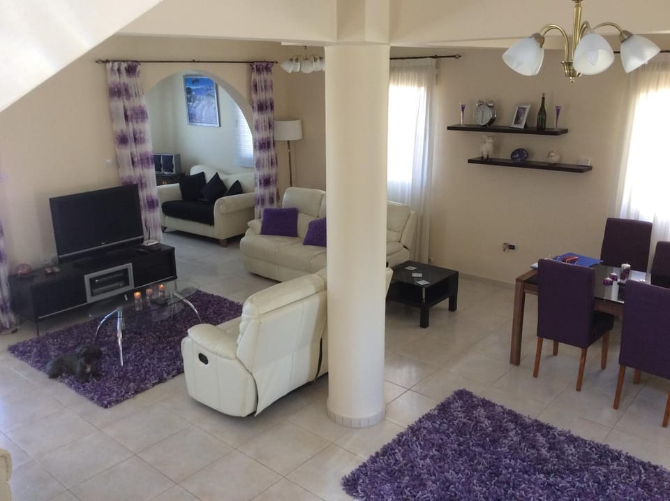 Quality Villa with Pool in Superb Location in Paphos Villa in Paphos District