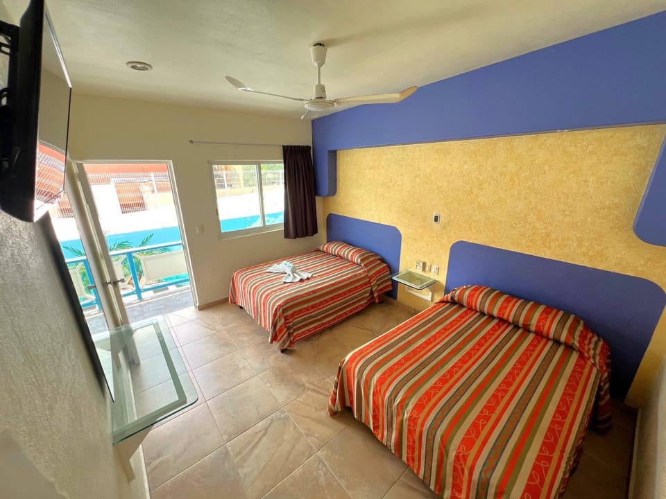 Bed, TV and multimedia, Photo of the whole room, Bedroom