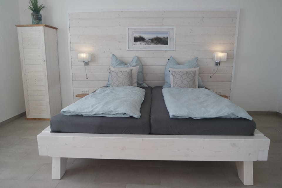 Bed, Day, Photo of the whole room