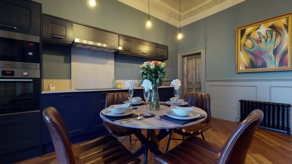 Kitchen or kitchenette, Dining area