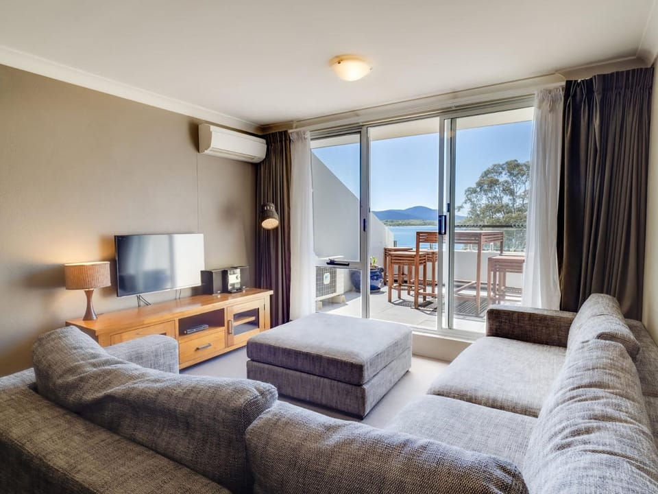 Natural landscape, TV and multimedia, Balcony/Terrace, Living room, Lake view, Mountain view, air conditioner