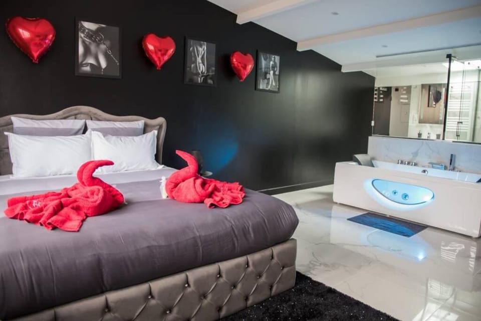 SECRET SUITE "Mr Grey" - Jacuzzi privatif - Gare RER C - Proche Paris Apartment in Île-de-France
