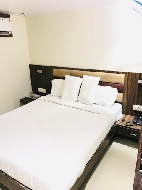 Bed, Photo of the whole room, Bedroom, air conditioner