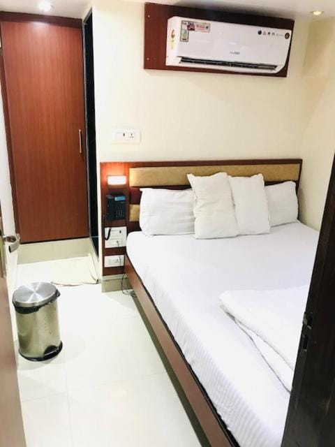 Bed, Photo of the whole room, Bedroom, air conditioner