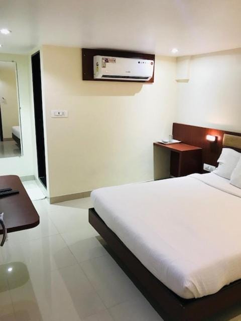 Bed, Photo of the whole room, Bedroom, air conditioner