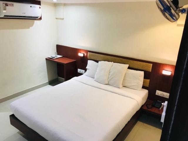 Bed, TV and multimedia, Photo of the whole room, Bedroom, hair dresser, air conditioner
