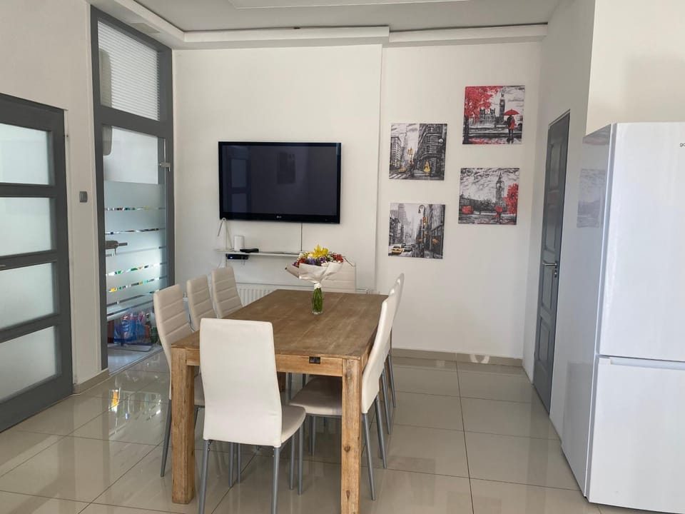 TV and multimedia, Dining area