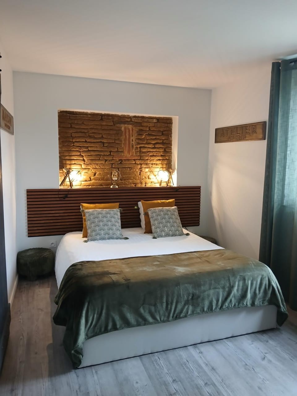 Bed, Photo of the whole room, Bedroom