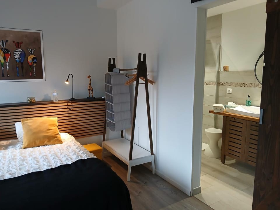 Toilet, Bed, Bathroom, Bedroom, towels