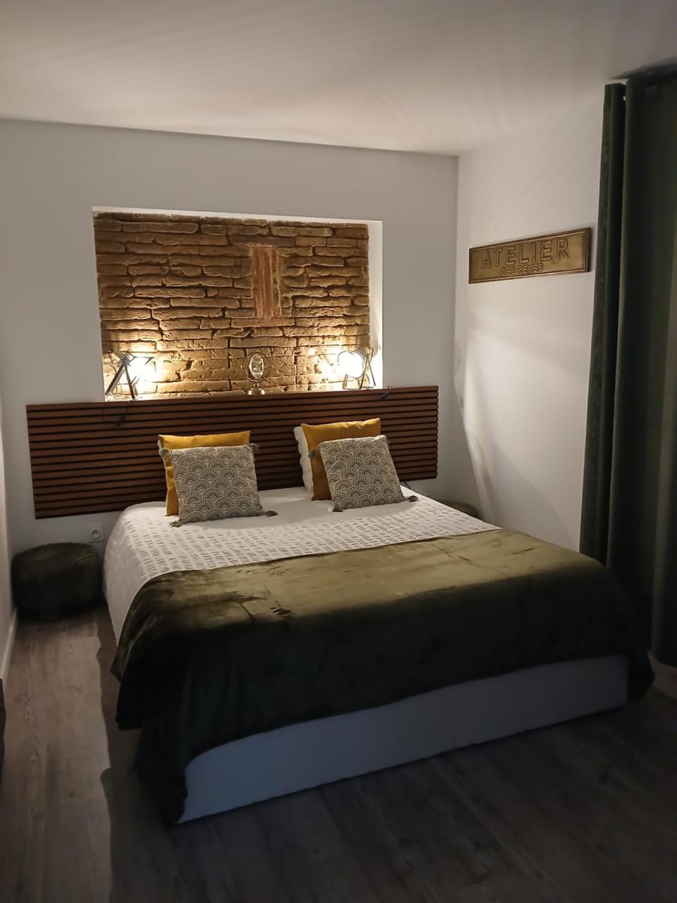 Bed, Photo of the whole room, Bedroom