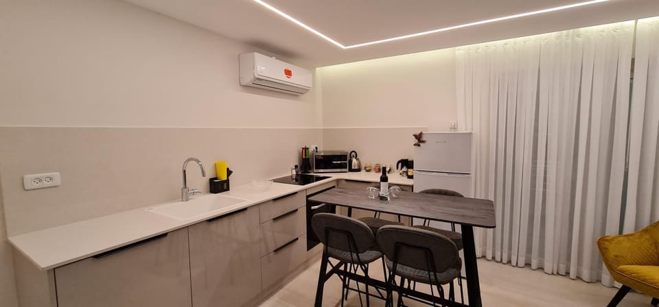 Kitchen or kitchenette, Dining area, Communal kitchen