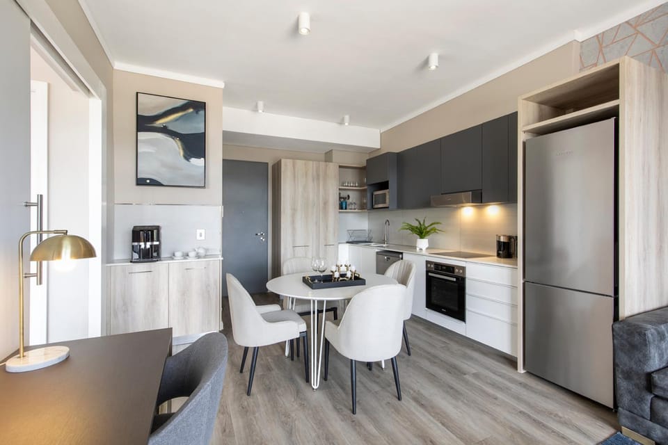 Kitchen or kitchenette, Dining area, minibar