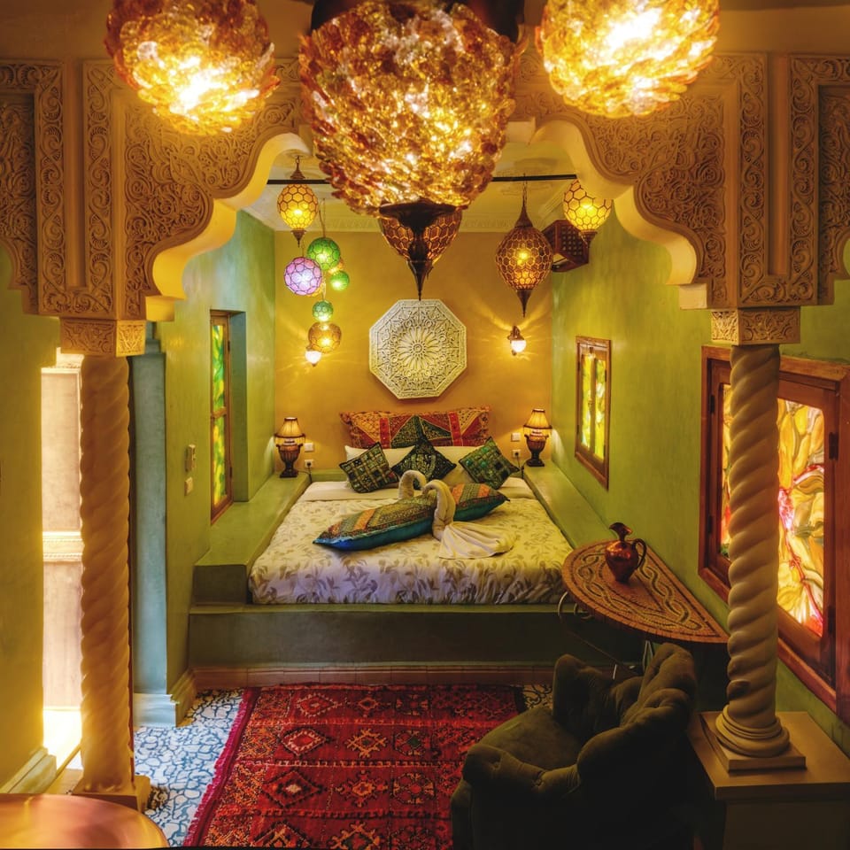 Bed, Photo of the whole room, Decorative detail, Bedroom, air conditioner