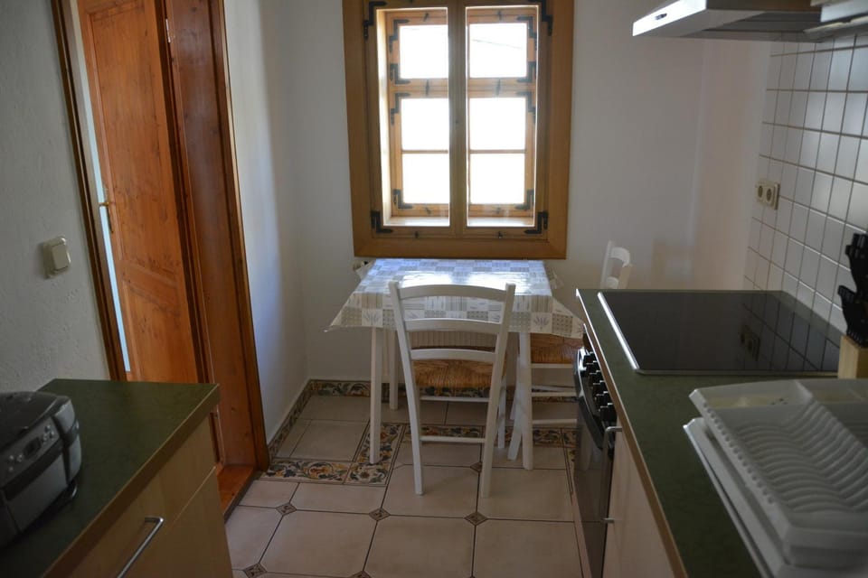 Kitchen or kitchenette, Dining area, pet friendly, stove