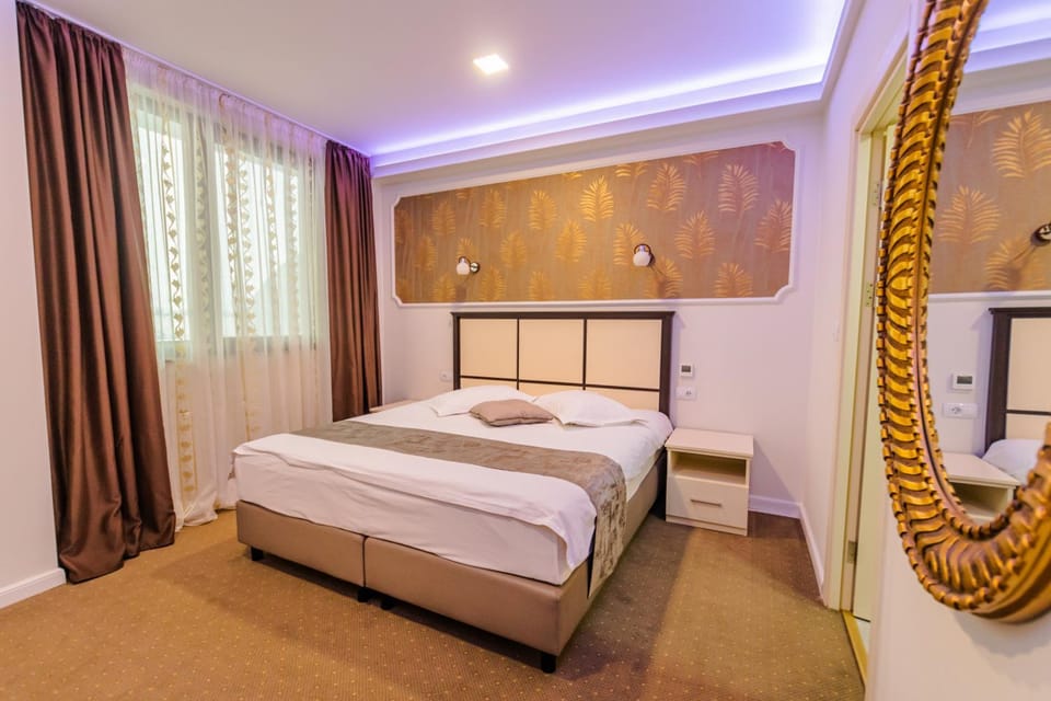 Bed, Photo of the whole room, Lake view