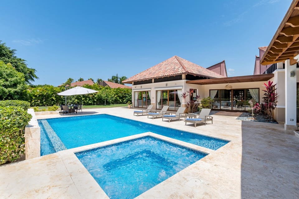 Property building, Garden, Swimming pool, sunbed