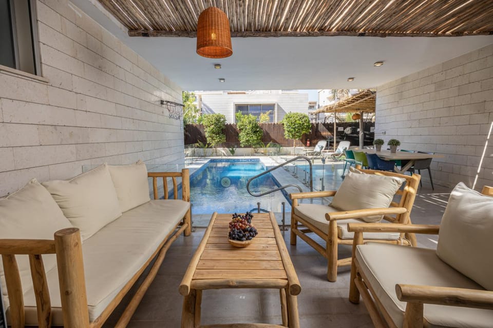 Seating area, Dining area, Swimming pool