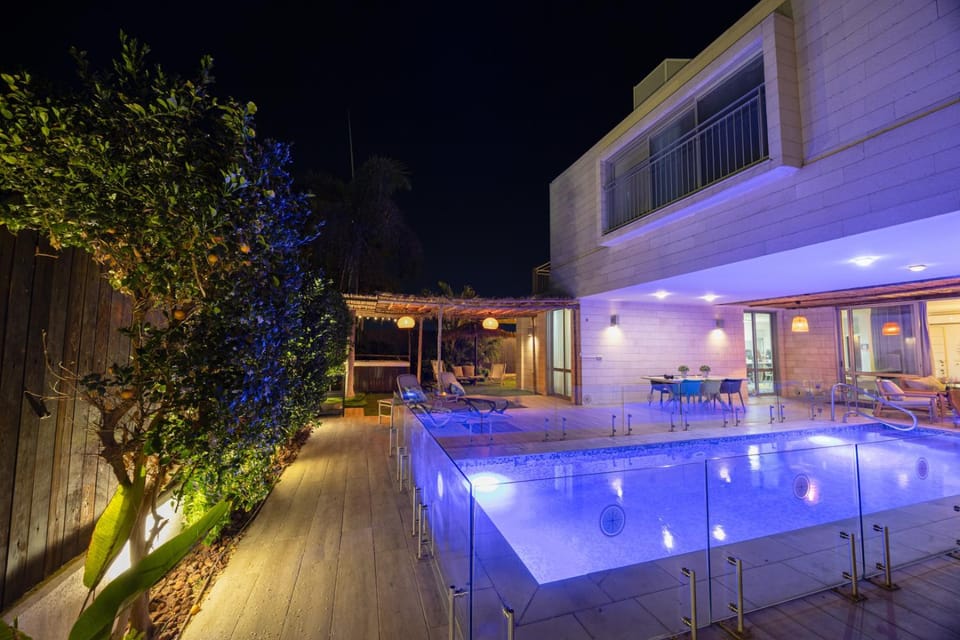 Seating area, Dining area, Swimming pool