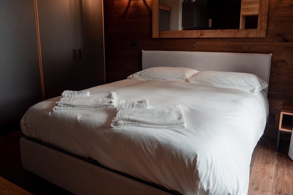 Bed, towels