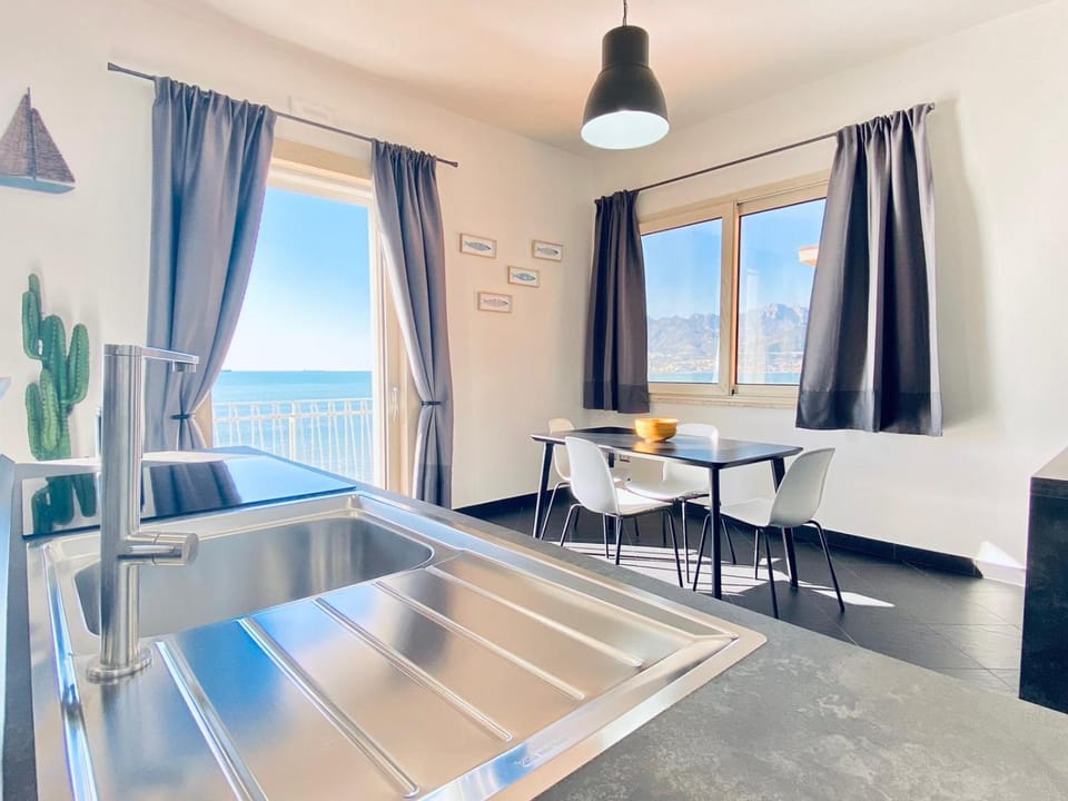 Kitchen or kitchenette, Dining area, Sea view