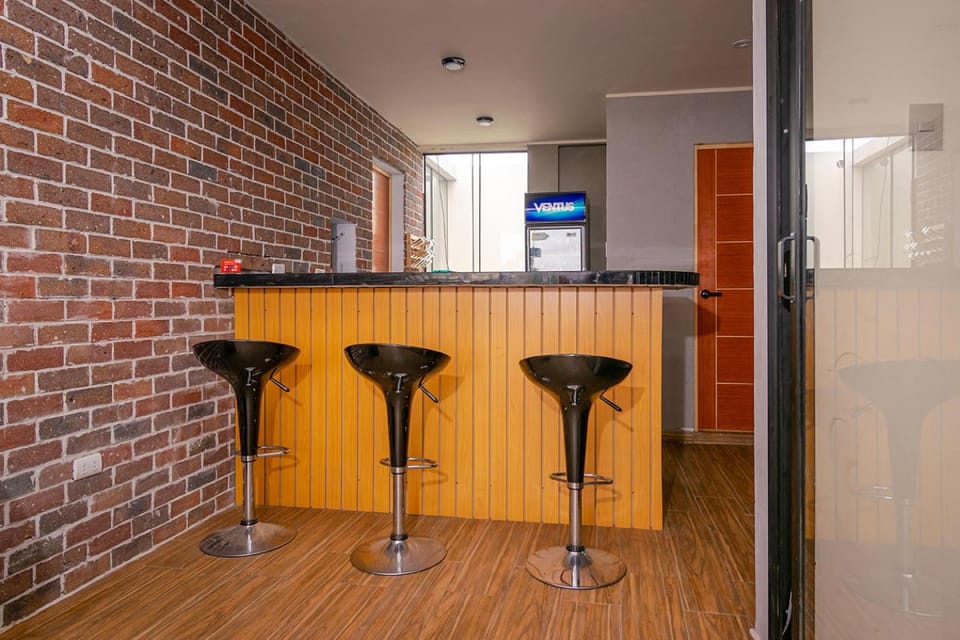Restaurant/places to eat, Lounge or bar