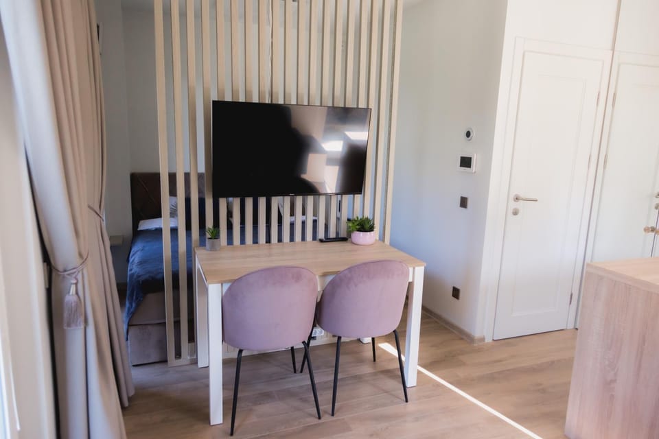 Communal lounge/ TV room, TV and multimedia, Dining area