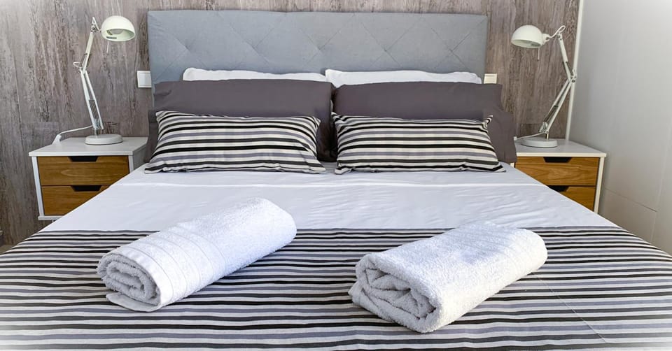 Bed, Photo of the whole room, Bedroom, towels