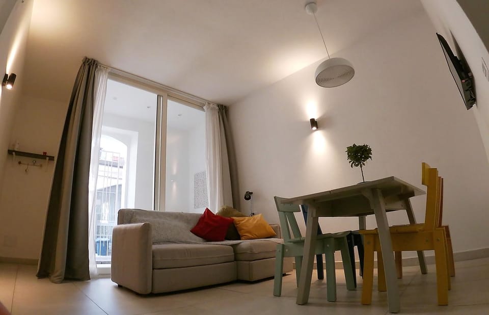 TV and multimedia, Living room, Seating area, Dining area