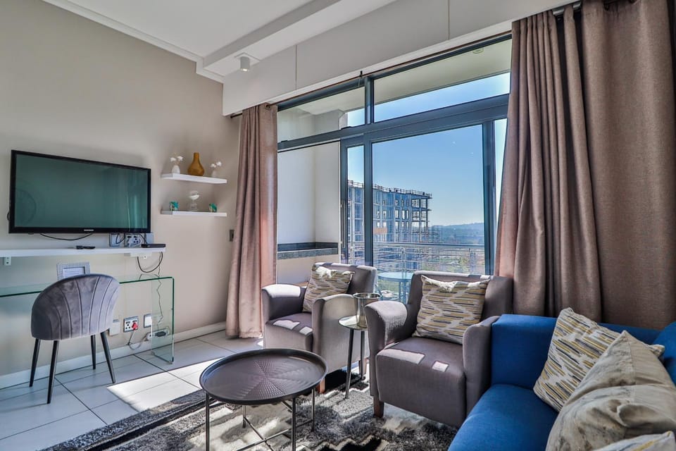 Communal lounge/ TV room, Natural landscape, TV and multimedia, Living room, Seating area, Dining area, Evening entertainment
