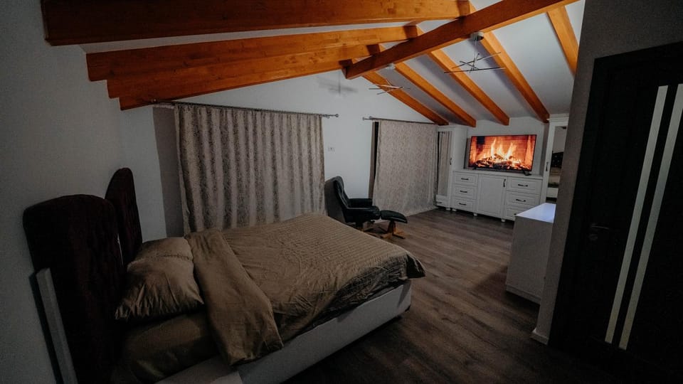 Bed, TV and multimedia, Bedroom
