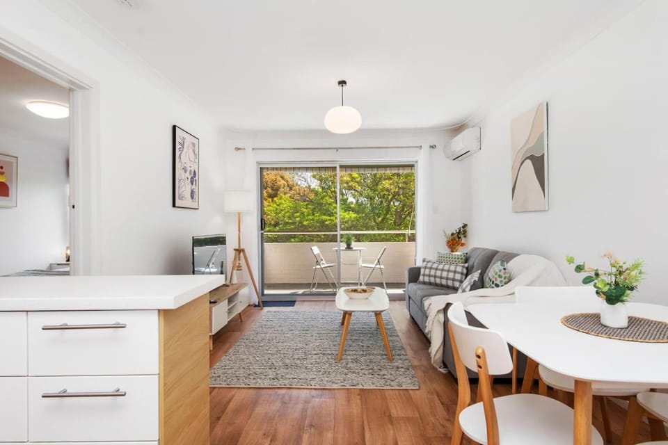 22 Superb Subiaco Apt for Couplesparkng Apartment in Perth