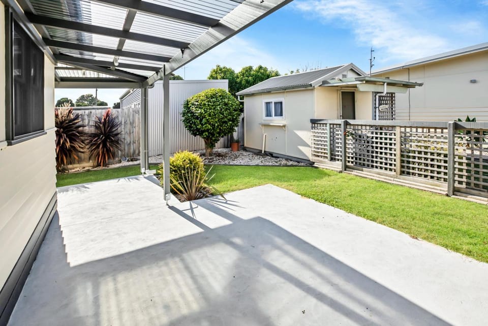 Camellia Cottage on Church House in Lakes Entrance