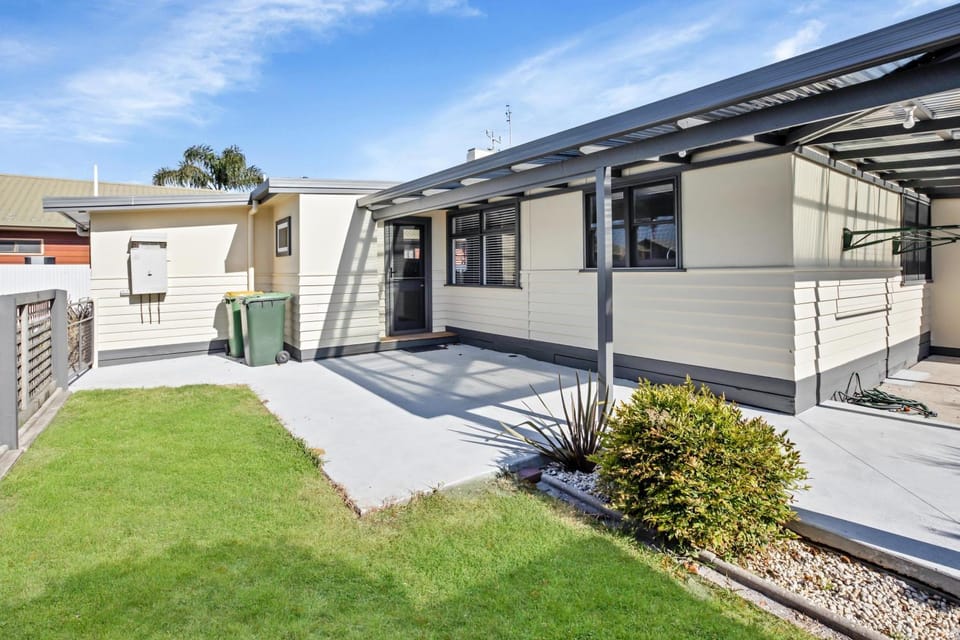 Camellia Cottage on Church House in Lakes Entrance