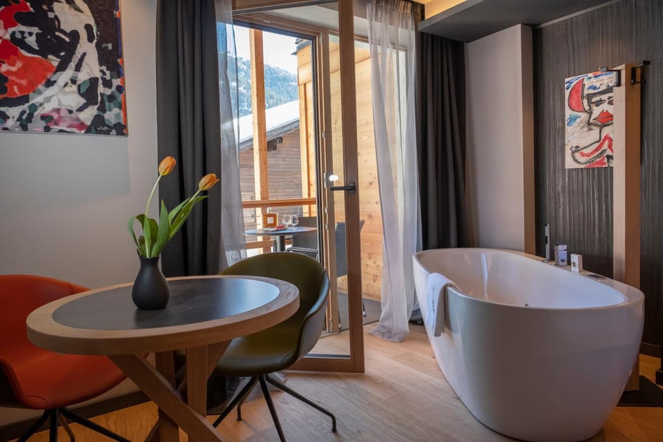 Hot Tub, Living room