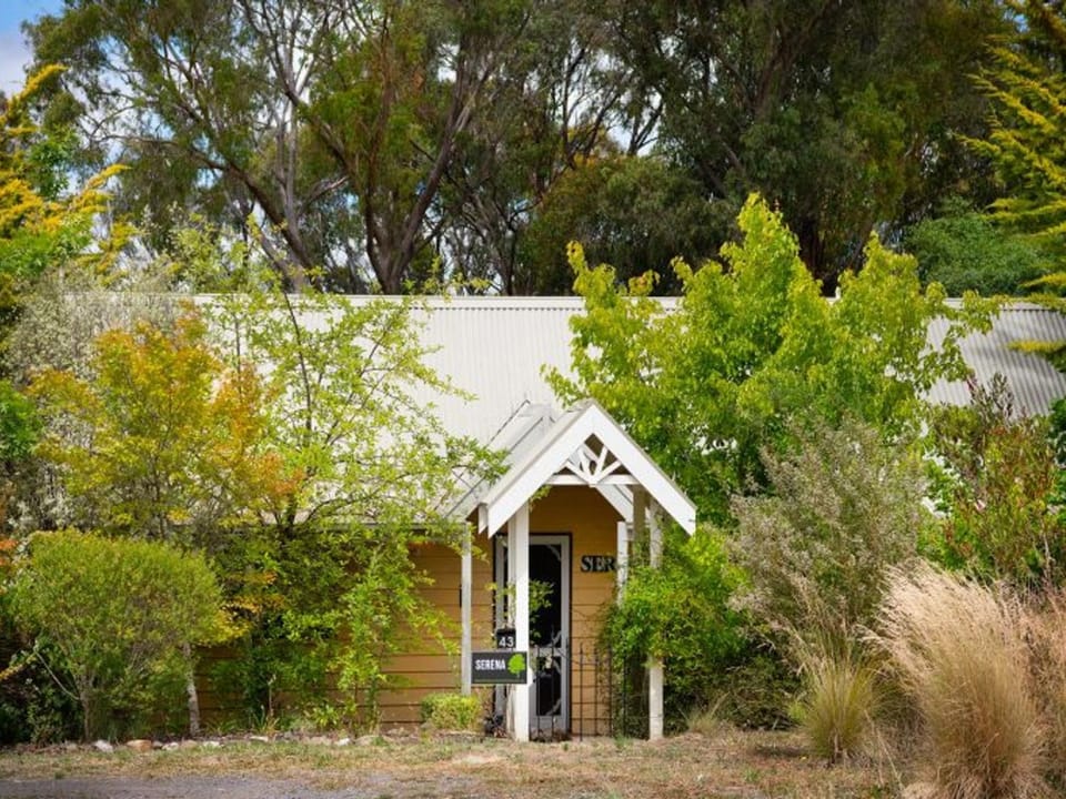 Serena- a stone's throw from Lake Daylesford House in Daylesford