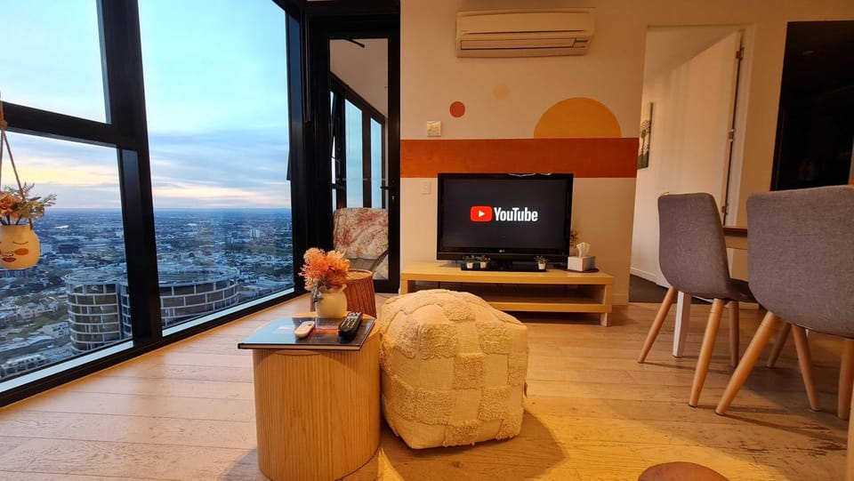 1BR Sunset Glow Central Retreat! Free Tram Zone Apartment in Melbourne