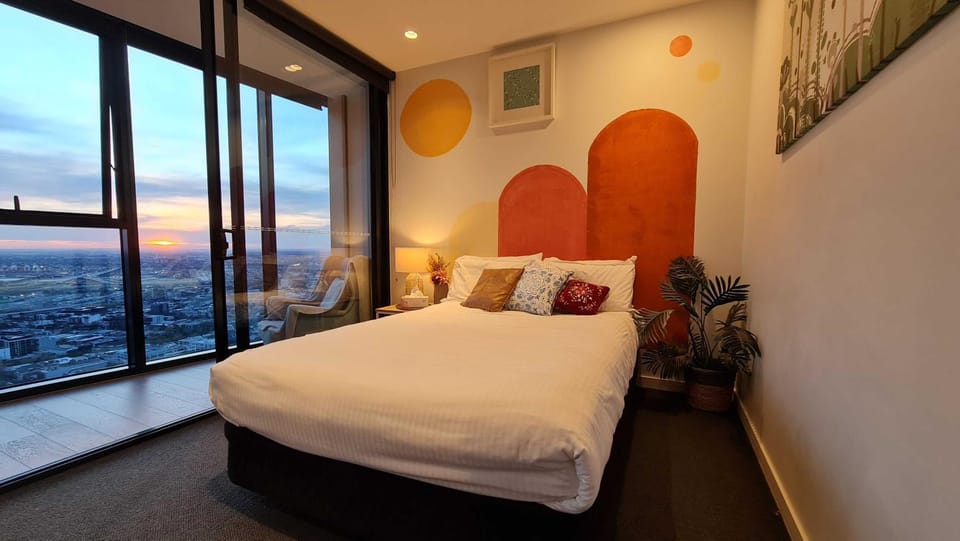 1BR Sunset Glow Central Retreat! Free Tram Zone Apartment in Melbourne