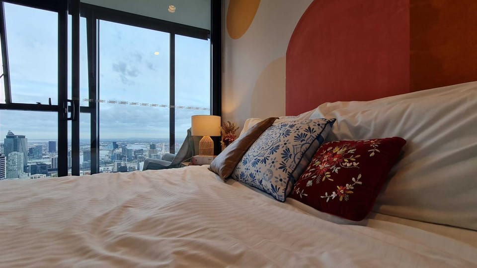 1BR Sunset Glow Central Retreat! Free Tram Zone Apartment in Melbourne