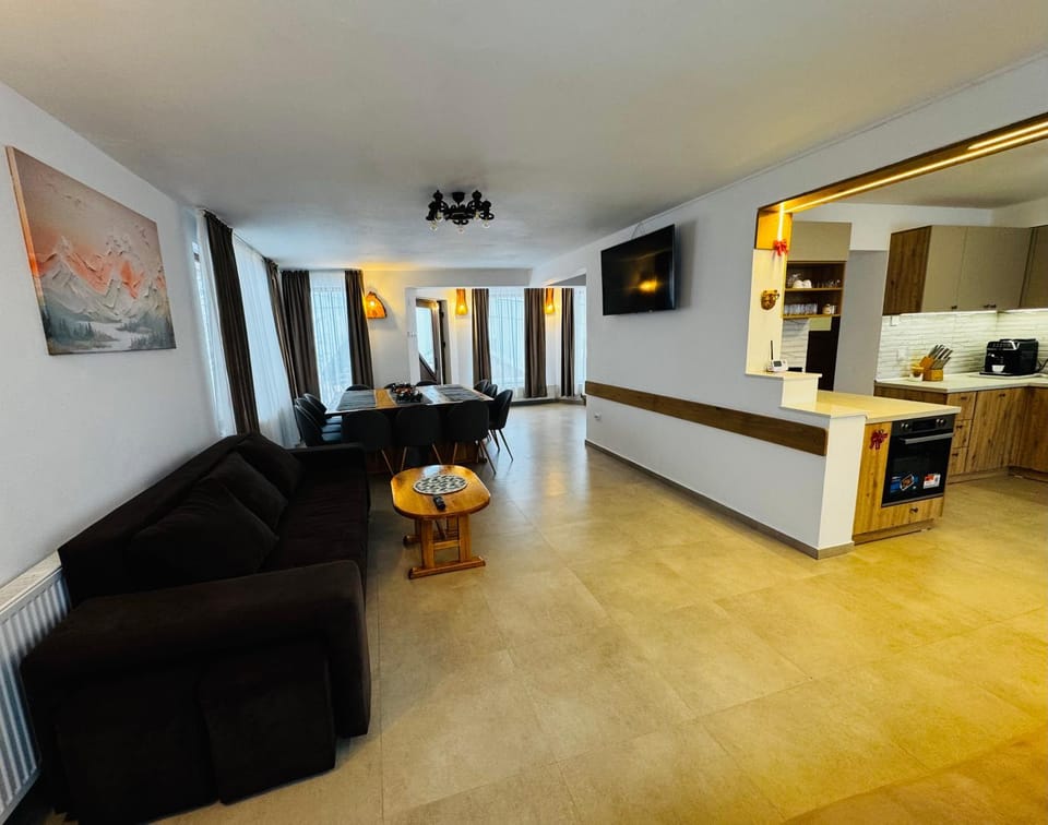 Restaurant/places to eat, TV and multimedia, Kitchen or kitchenette, Living room, Seating area, fireplace