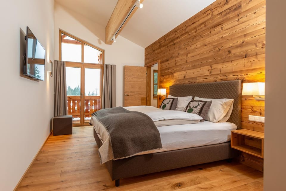 Bedroom, Mountain view, Family