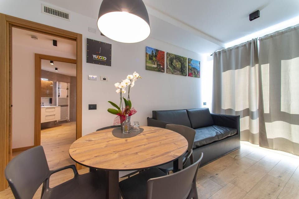 Kitchen or kitchenette, Living room, Seating area, Dining area, minibar