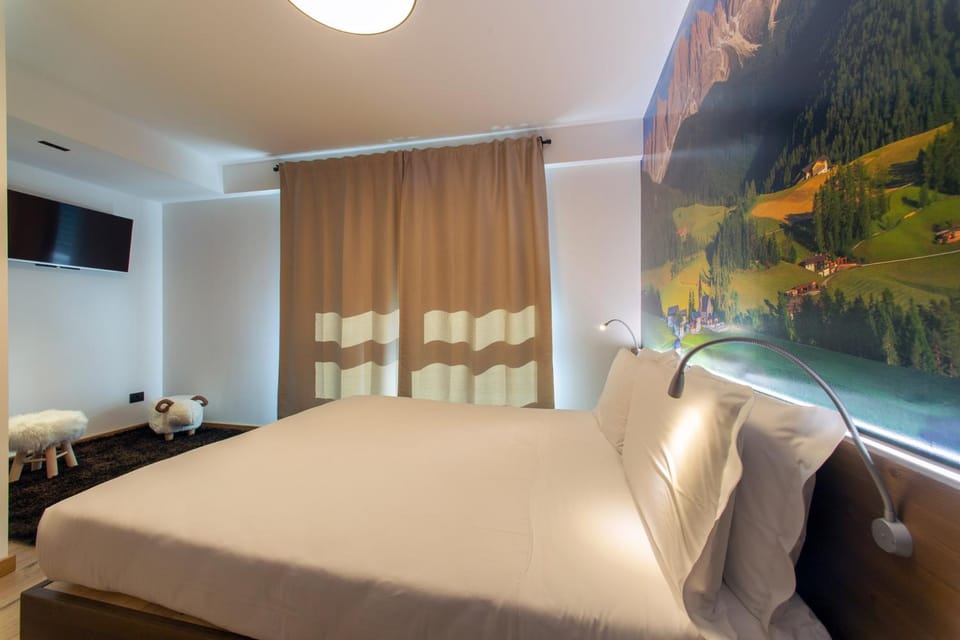 Bed, TV and multimedia, Photo of the whole room, Bedroom