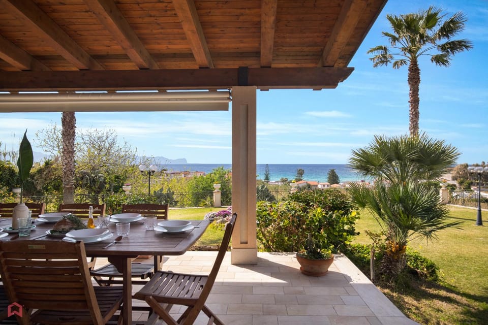 Panoramica Villa con Piscina sul Mare (Sanificata) Villa in Terrasini