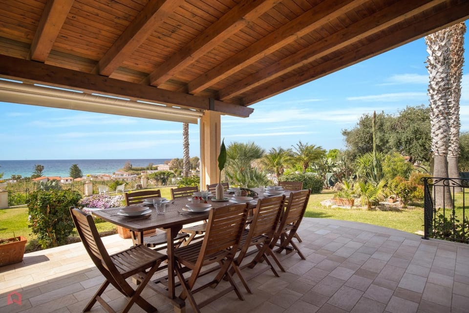Panoramica Villa con Piscina sul Mare (Sanificata) Villa in Terrasini