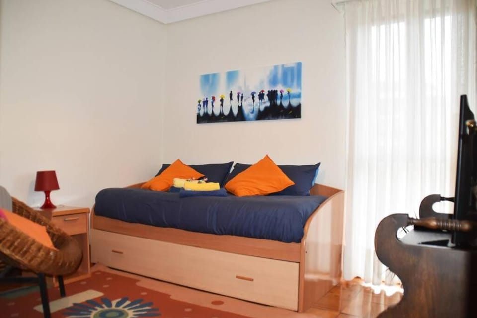 Photo of the whole room, Bedroom