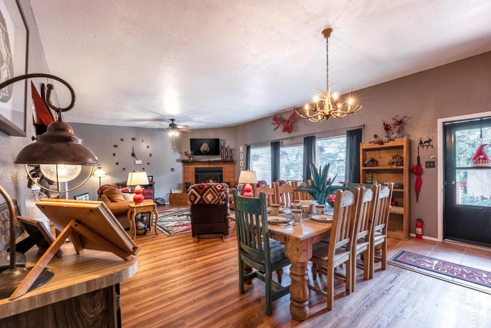 TV and multimedia, Living room, Dining area, fireplace, furniture