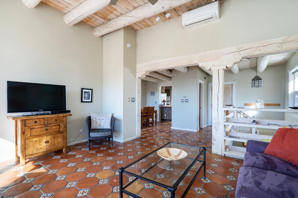 TV and multimedia, Living room, furniture, air conditioner
