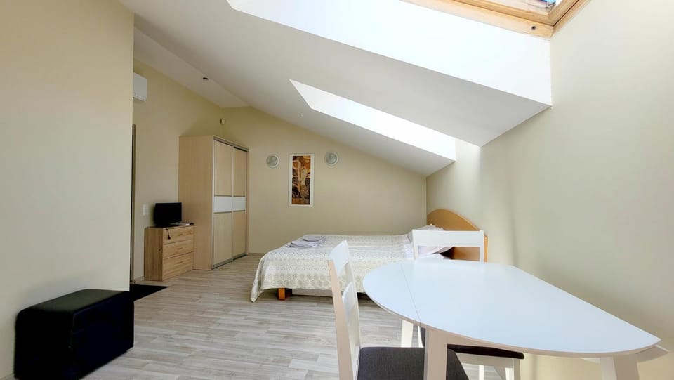 Bed, TV and multimedia, Photo of the whole room, Dining area