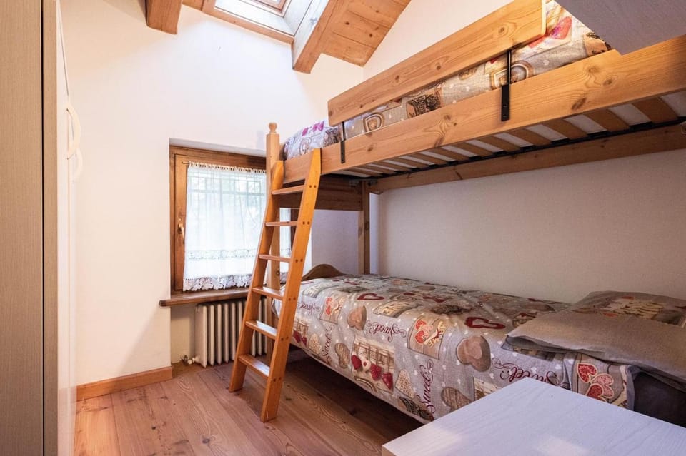 Bedroom, bunk bed